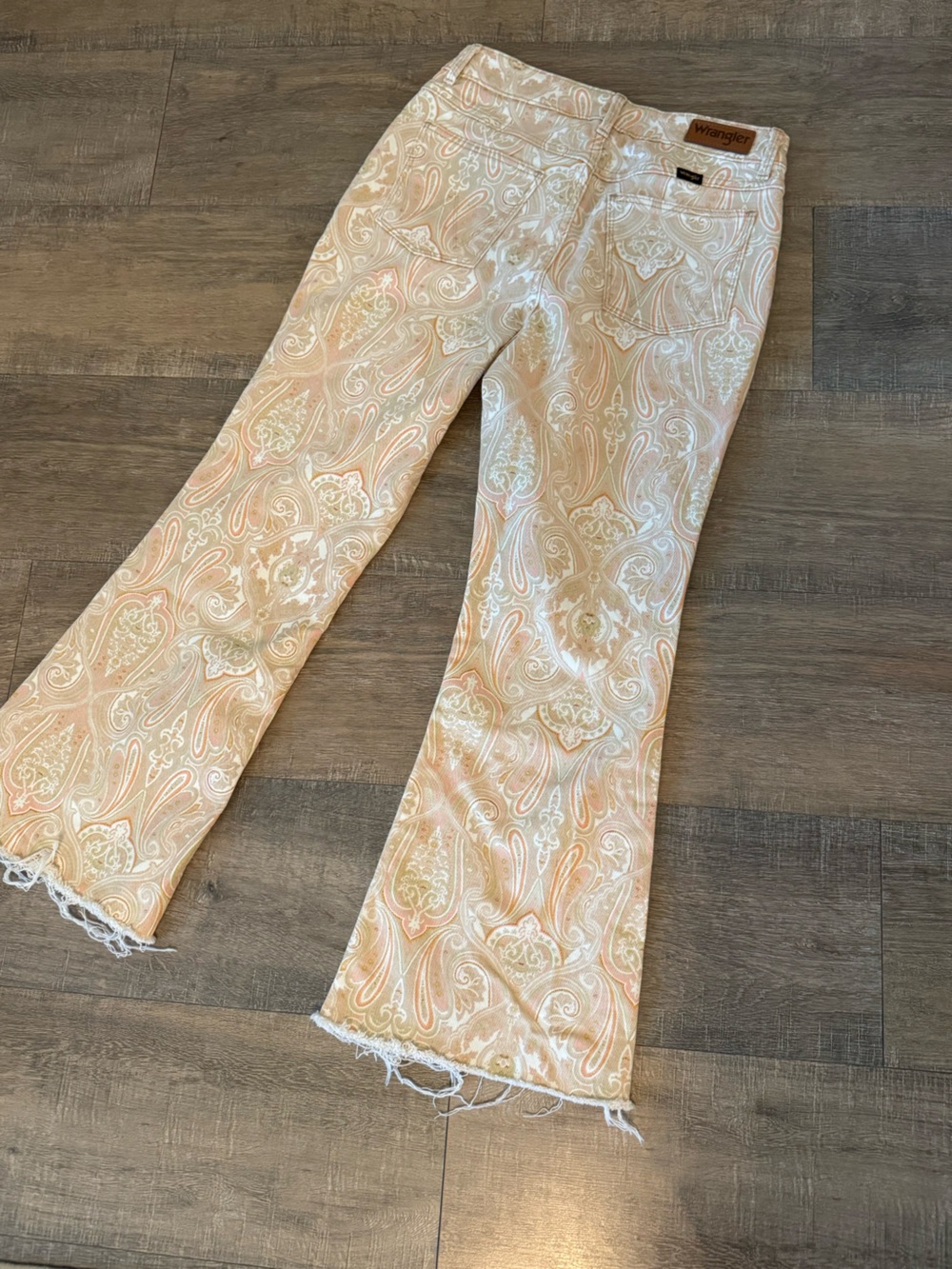 Wrangler Women’s Paisley Print cropped jeans - Picture 5 of 7